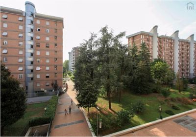 Comfortable double bedroom with balcony in a 4-bedroom apartment in Villapizzone-1