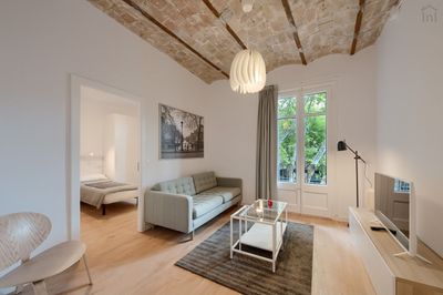 Comfortable twin bedroom with balcony in a student residence in Antigua Izquierda de Eixample Barcelona 2