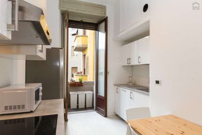 Comfortable twin bedroom with balcony in Porta Venezia close to PM Milan