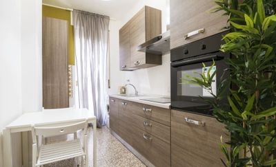 Cozy single bedroom with balcony in a 3-bedroom apartment in Lorenteggio-1