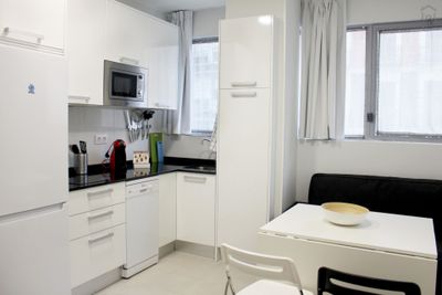 Luminous twin bedroom in a 1-bedroom apartment in Trafalgar Madrid