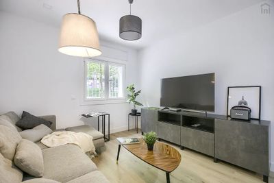 Comfortable double bedroom in a 3-bedroom apartment in El Viso Madrid