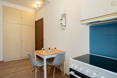 Luminous double bedroom with balcony in a 3-bedroom apartment in Città Studi Milan 1