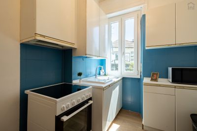 Luminous double bedroom with balcony in a 3-bedroom apartment in Città Studi Milan 3