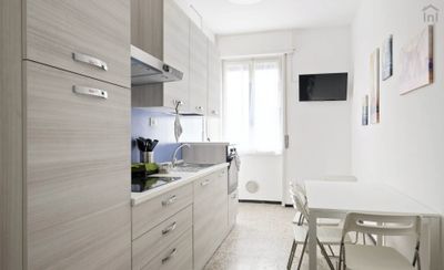 Bright single bedroom in a 3-bedroom apartment in Lorenteggio-1
